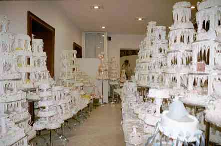 weiße Torten im Blitzlicht weiße Torten im Blitzlicht