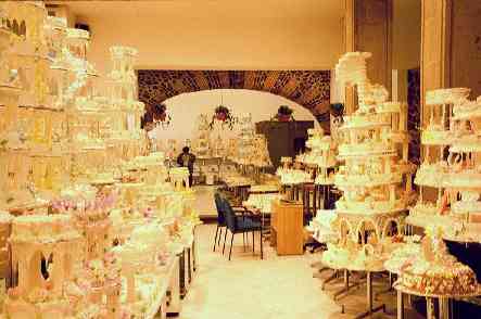 weiße Torten im Kunstlicht weiße Torten im Kunstlicht