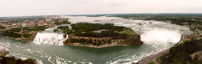 Blick von Canada aus &uuml;ber den Niagara-Fall in die USA